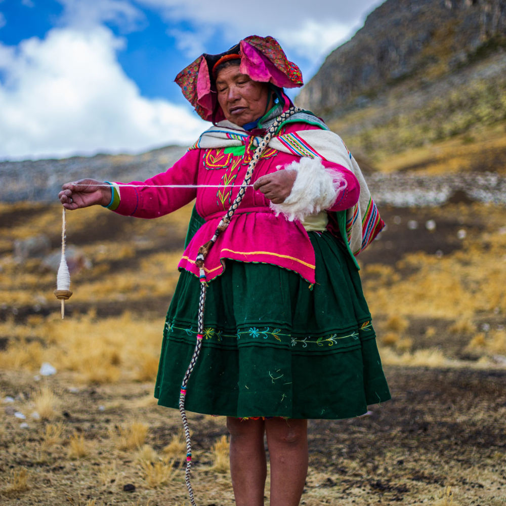In Peru, werden meine Alpaka Pullover teilweise noch von Hand gefärbt und gestrickt