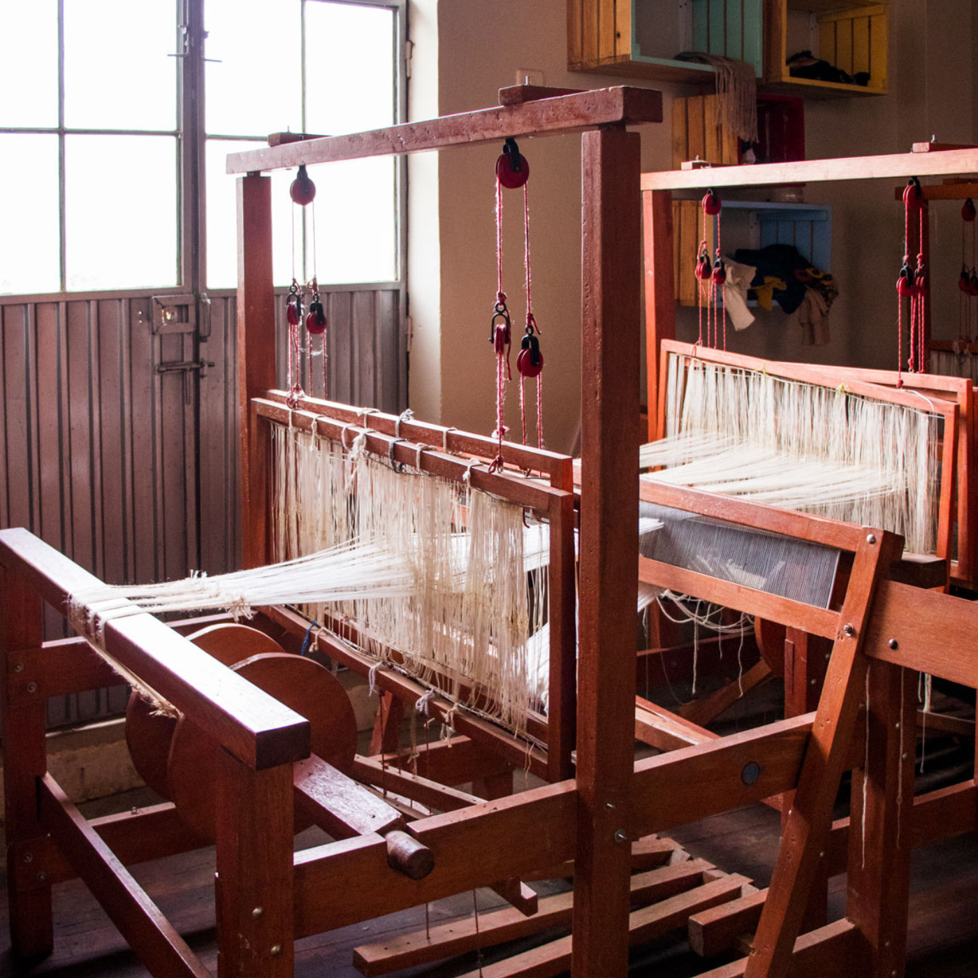 Bei der Herstellung der Alpaka Pullover werden traditionelle Webstühle und Strickmaschinen verwendet, um den Garn zu spinnen.