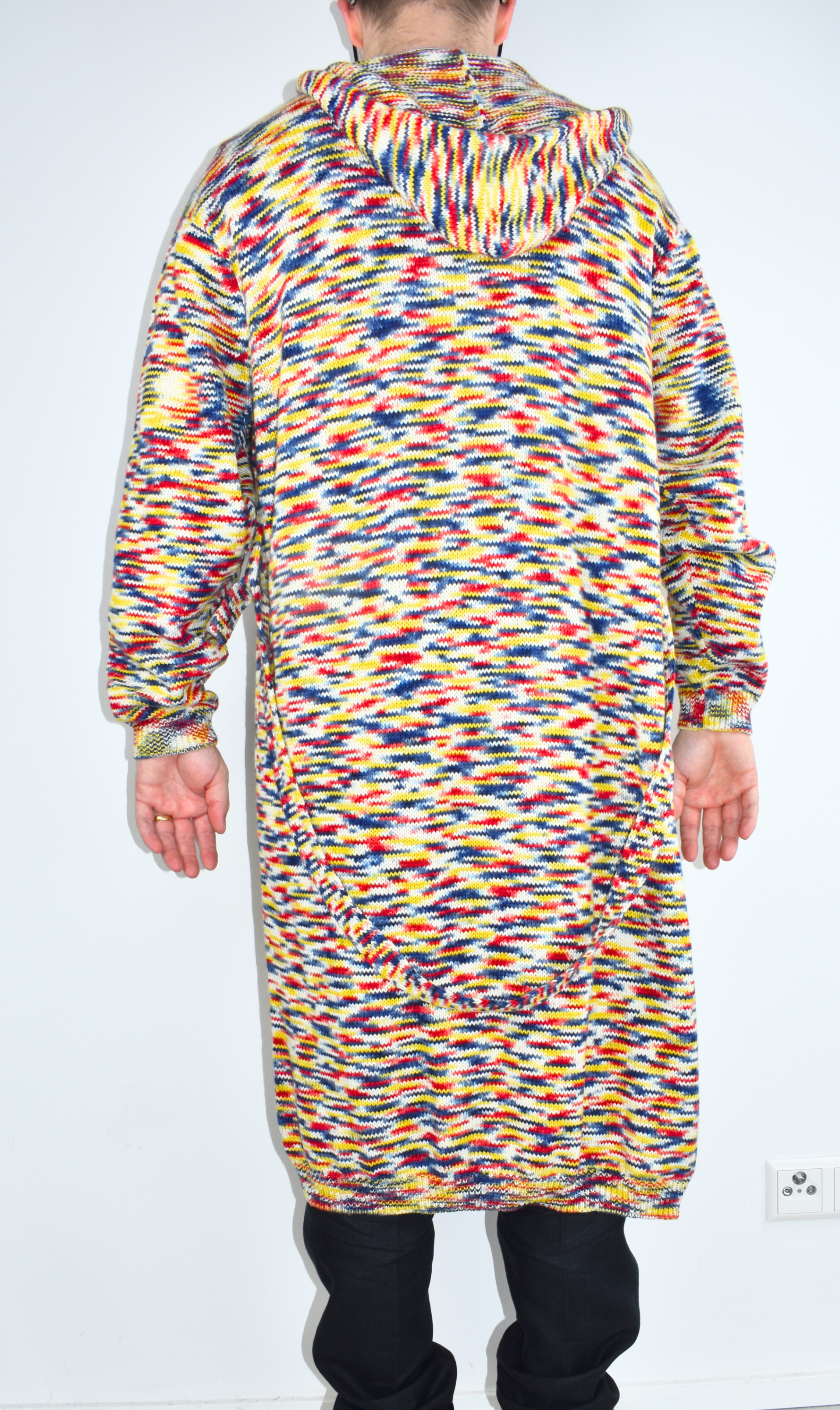 Rückenansicht der bunten Alpaka-Strickjacke für Herren– weiche, edle Stricktextur.