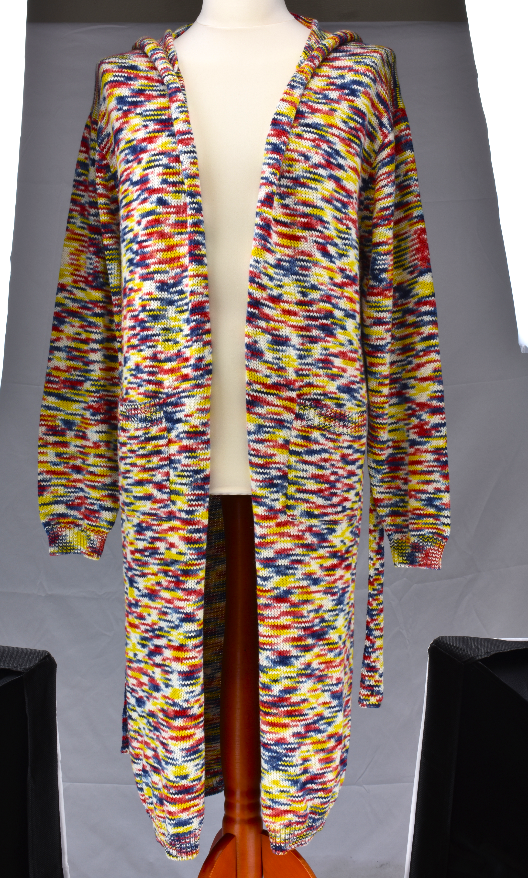 Detailansicht der bunten Alpaka-Strickjacke für Herren– weiche, edle Stricktextur.