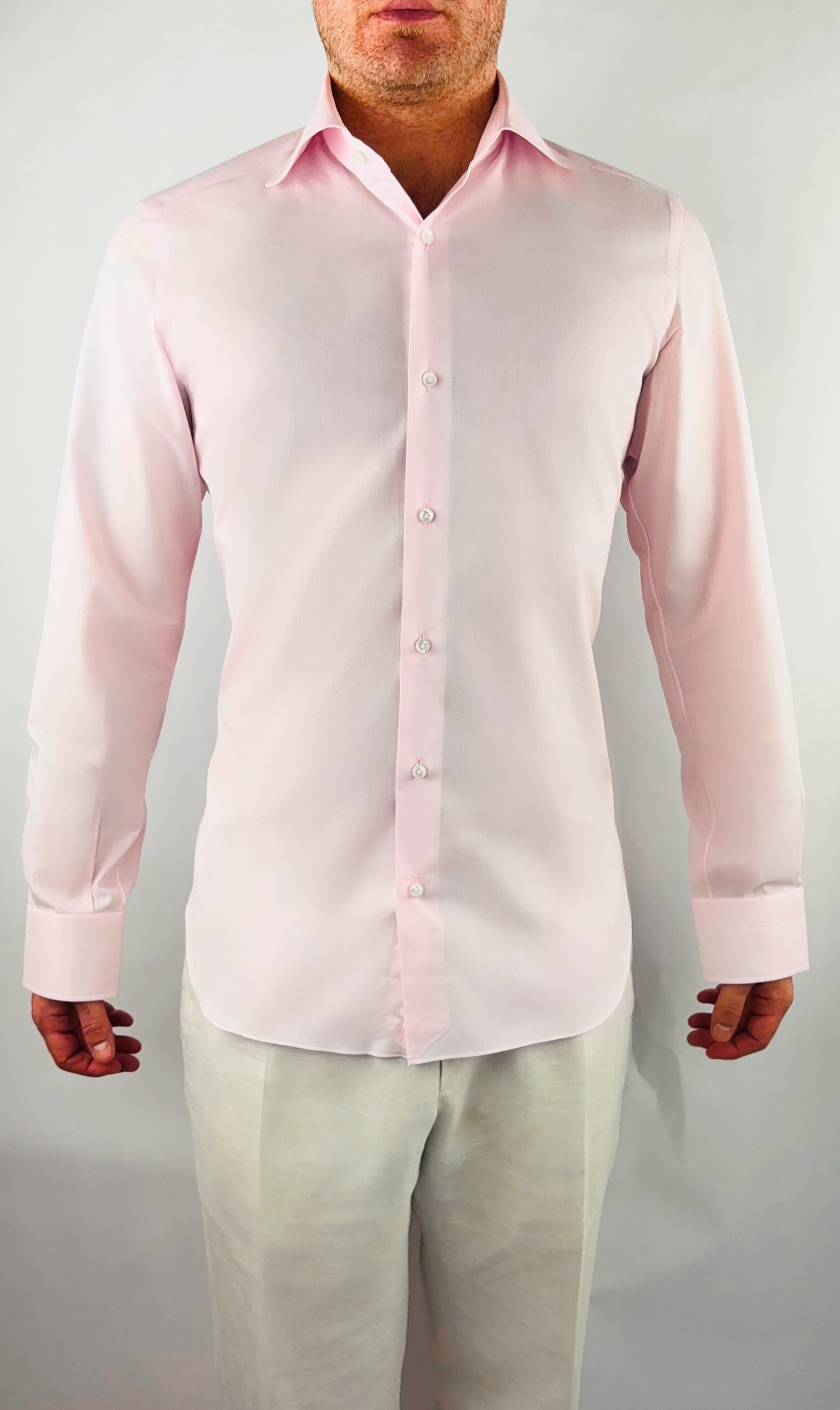 Model Ansicht nachhaltiges Herrenhemd in Rosa, Slim-Fit-Schnitt, handgefertigt in Italien aus ägyptischer Baumwolle.