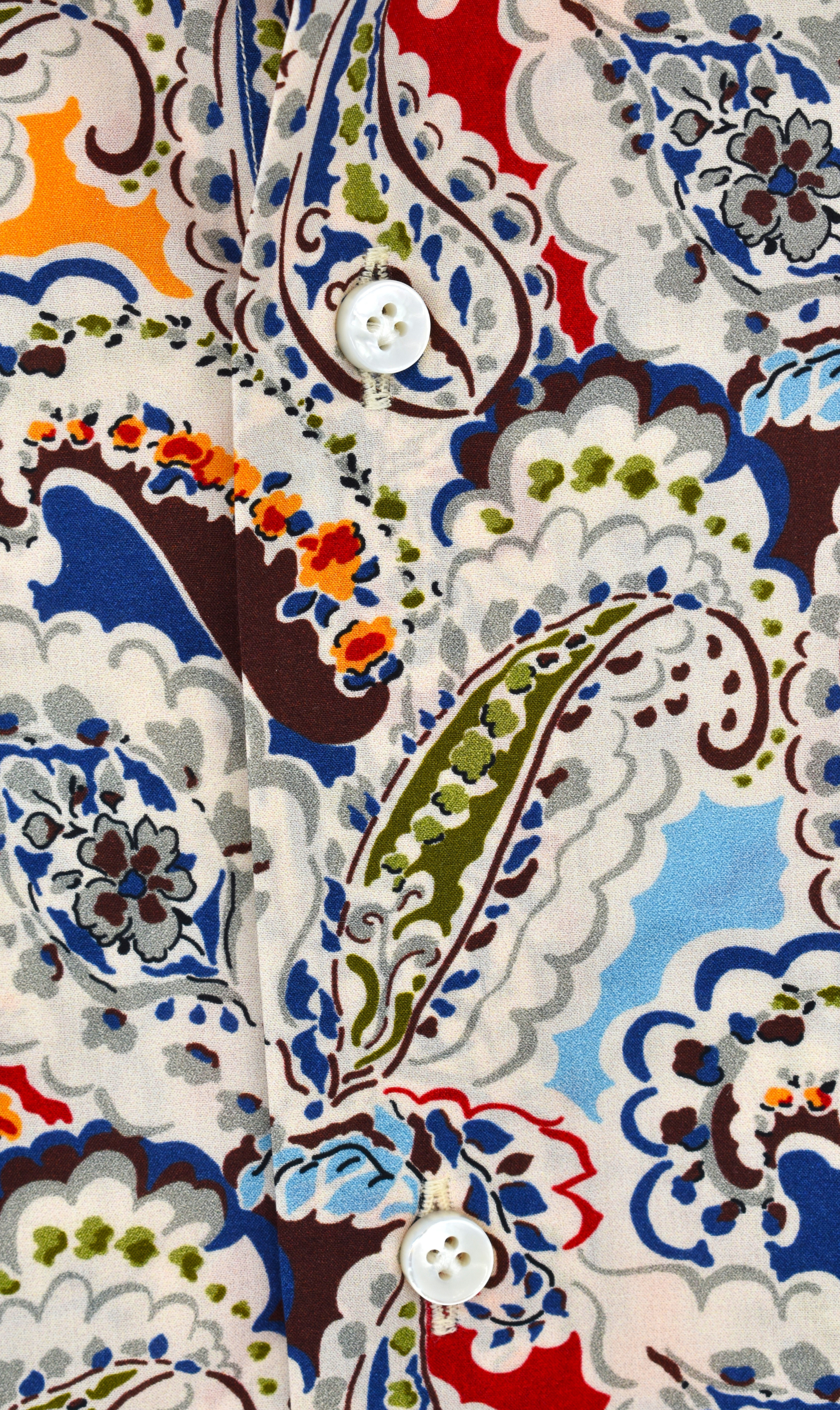 Nahaufnahme des Stoffes des Herrenhemdes Sartoriali No. 14 – Feine ägyptische Baumwolle aus Como, Italien für höchsten Tragekomfort.