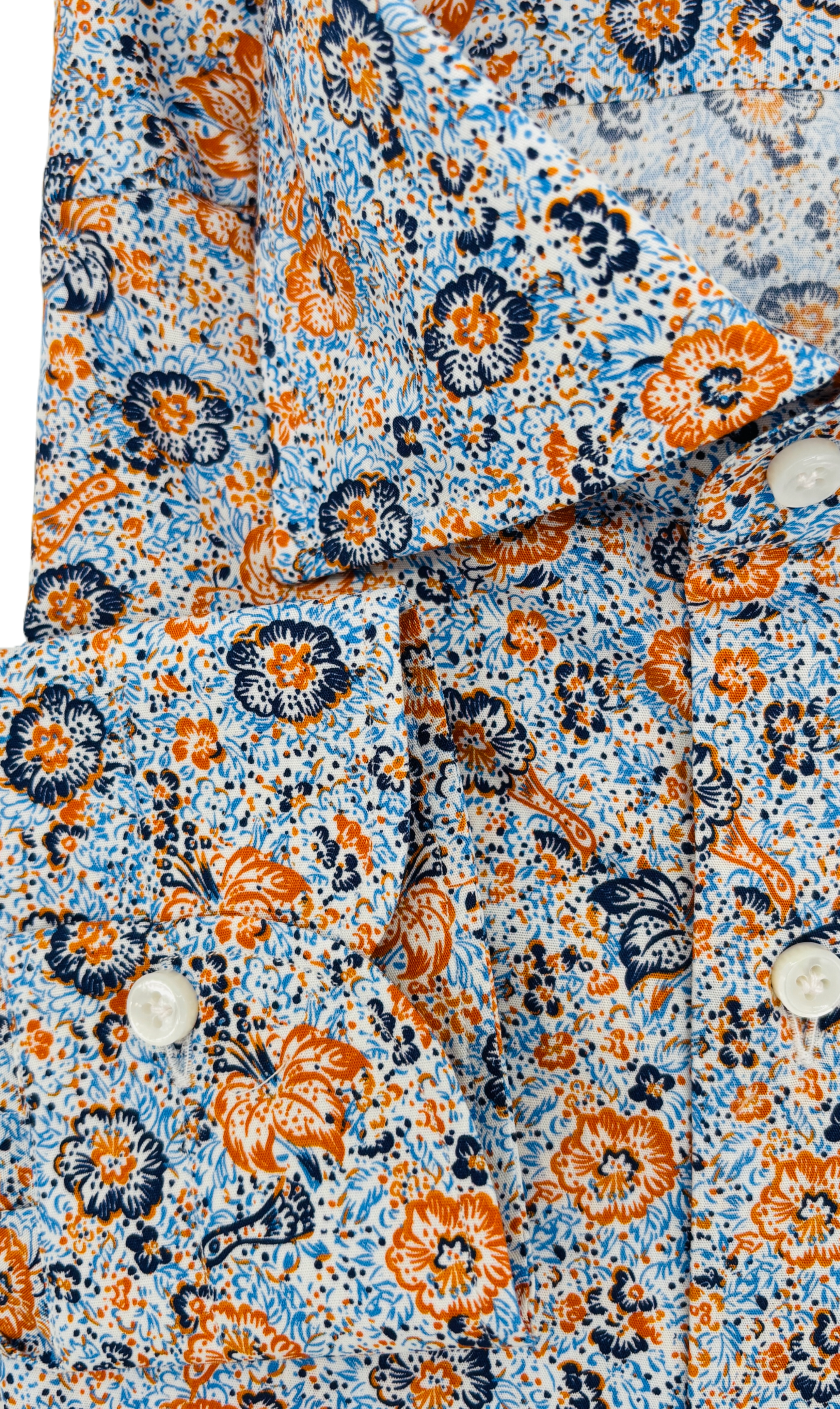 Manschetten und Perlmuttknöpfe des Slim-Fit-Hemds mit orangenen blauen blumen-Muster, gefertigt aus ägyptischer Baumwolle in Italien.