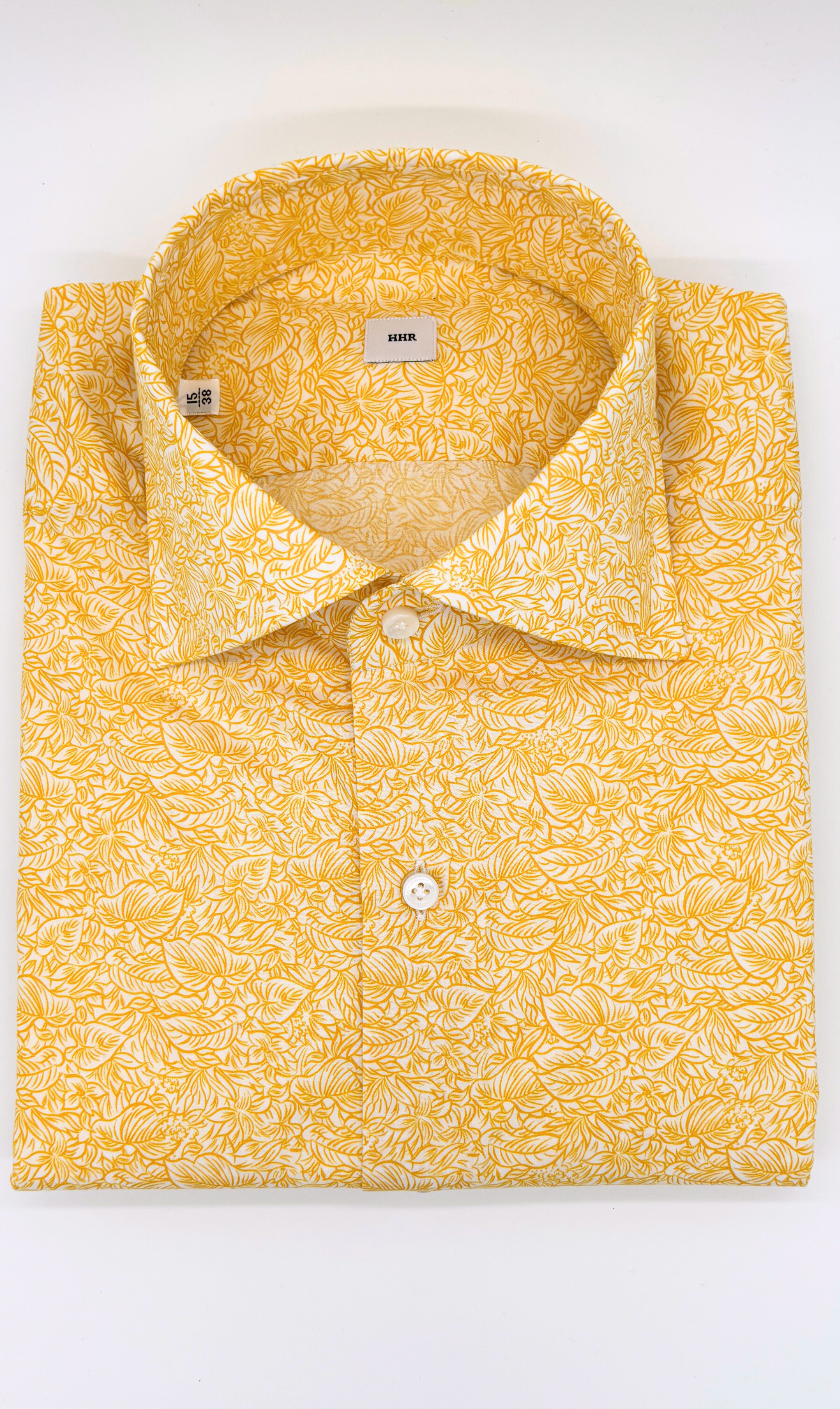 Nachhaltiges Herrenhemd mit gelben Palmen Muster, Slim-Fit-Schnitt, handgefertigt in Italien aus ägyptischer Baumwolle.