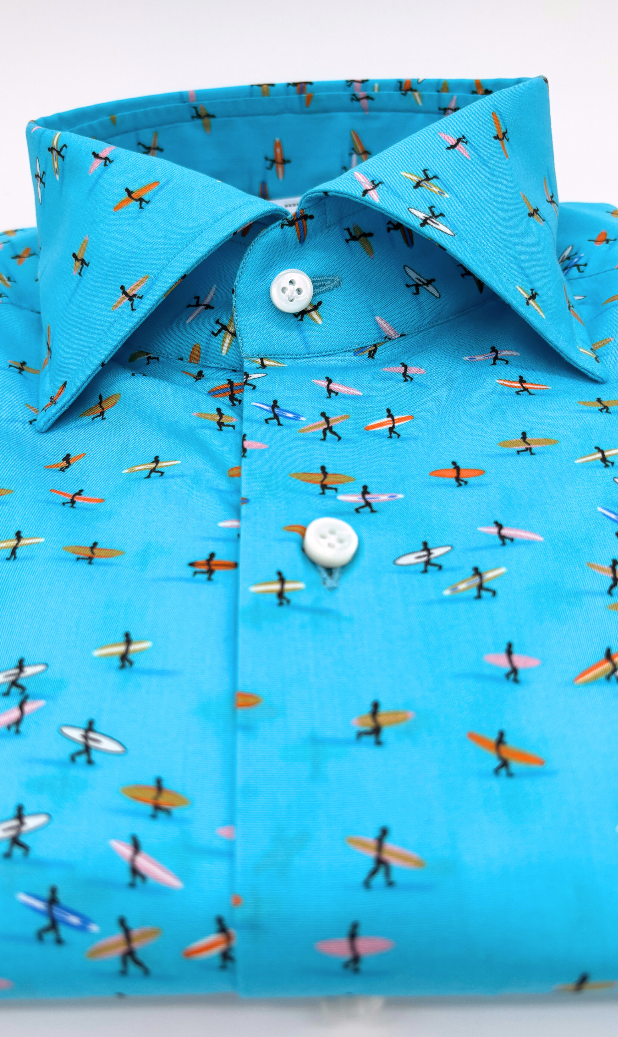 Detailansicht des Softcollar-Kragens und der runden Manschetten des nachhaltigen Herrenhemds mit Surfer-Muster.