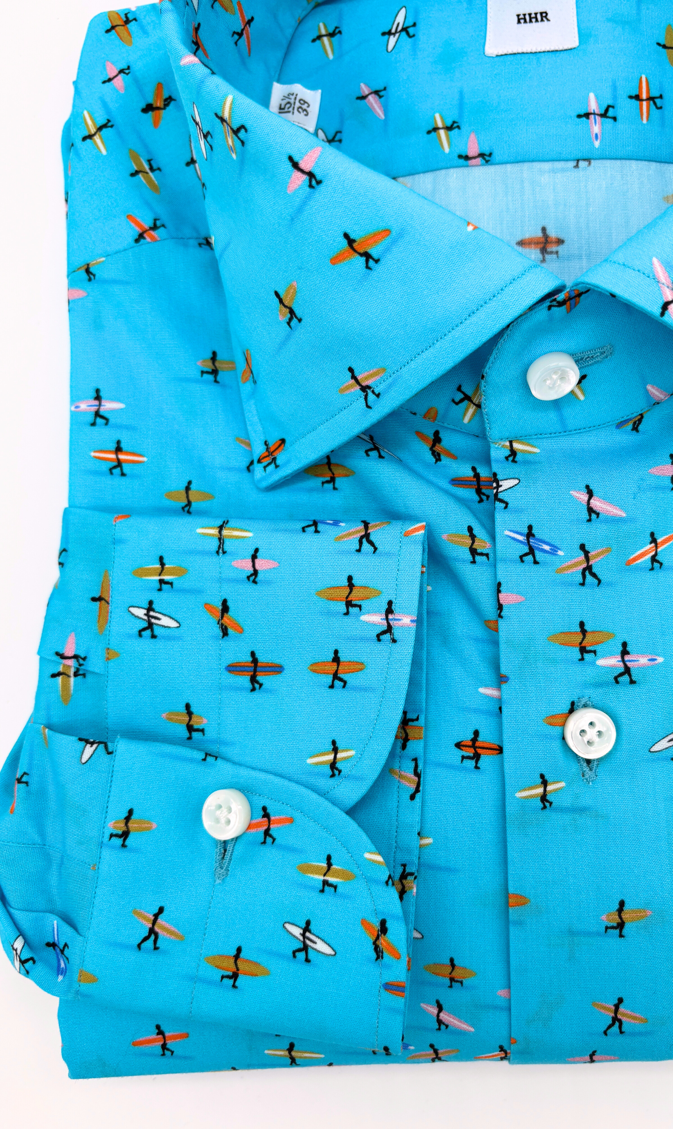 Manschetten und Perlmuttknöpfe des Slim-Fit-Hemds mit Surfer-Muster, gefertigt aus ägyptischer Baumwolle in Italien.