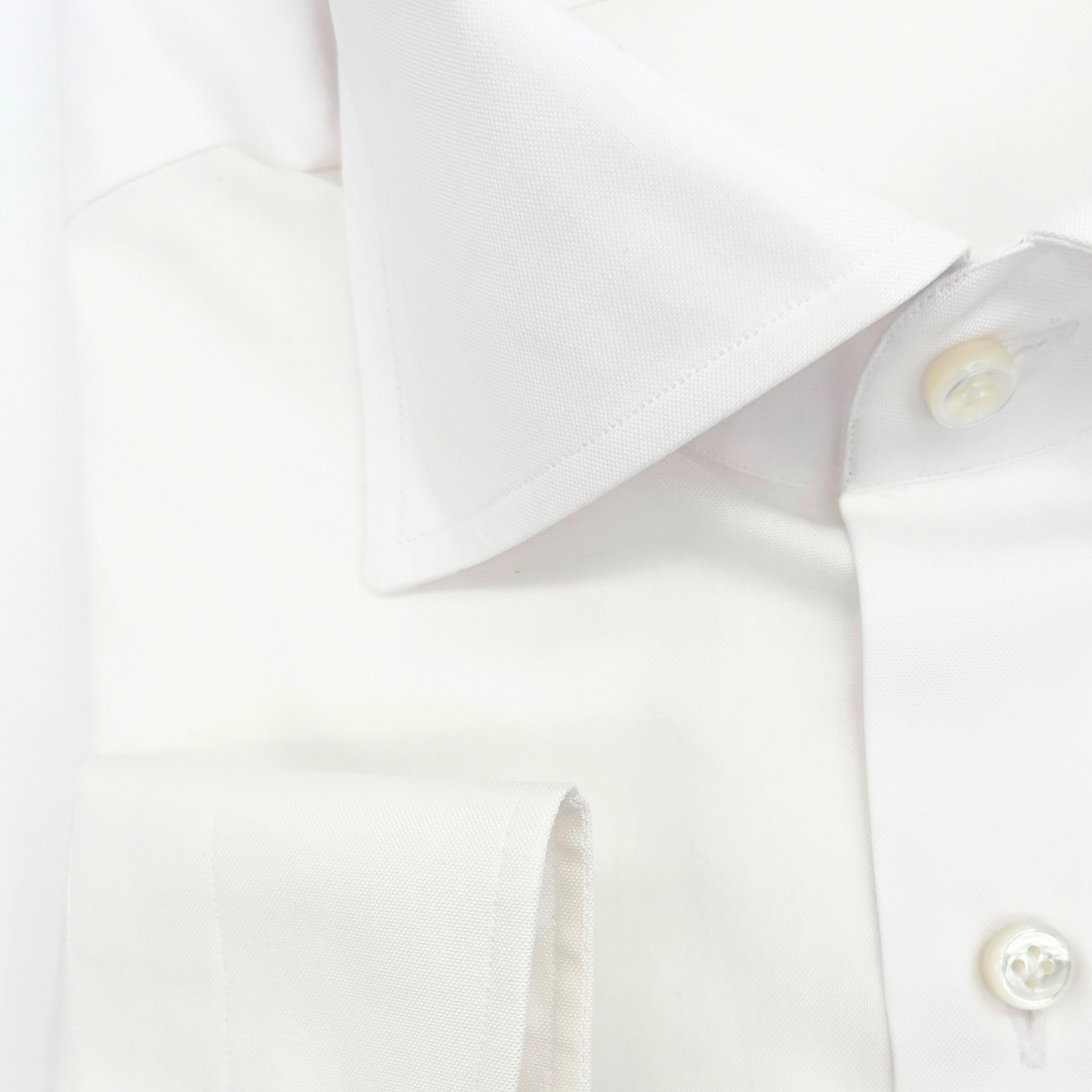 Manschetten und Perlmuttknöpfe des Slim-Fit-Hemds in weiß, gefertigt aus ägyptischer Baumwolle in Italien.