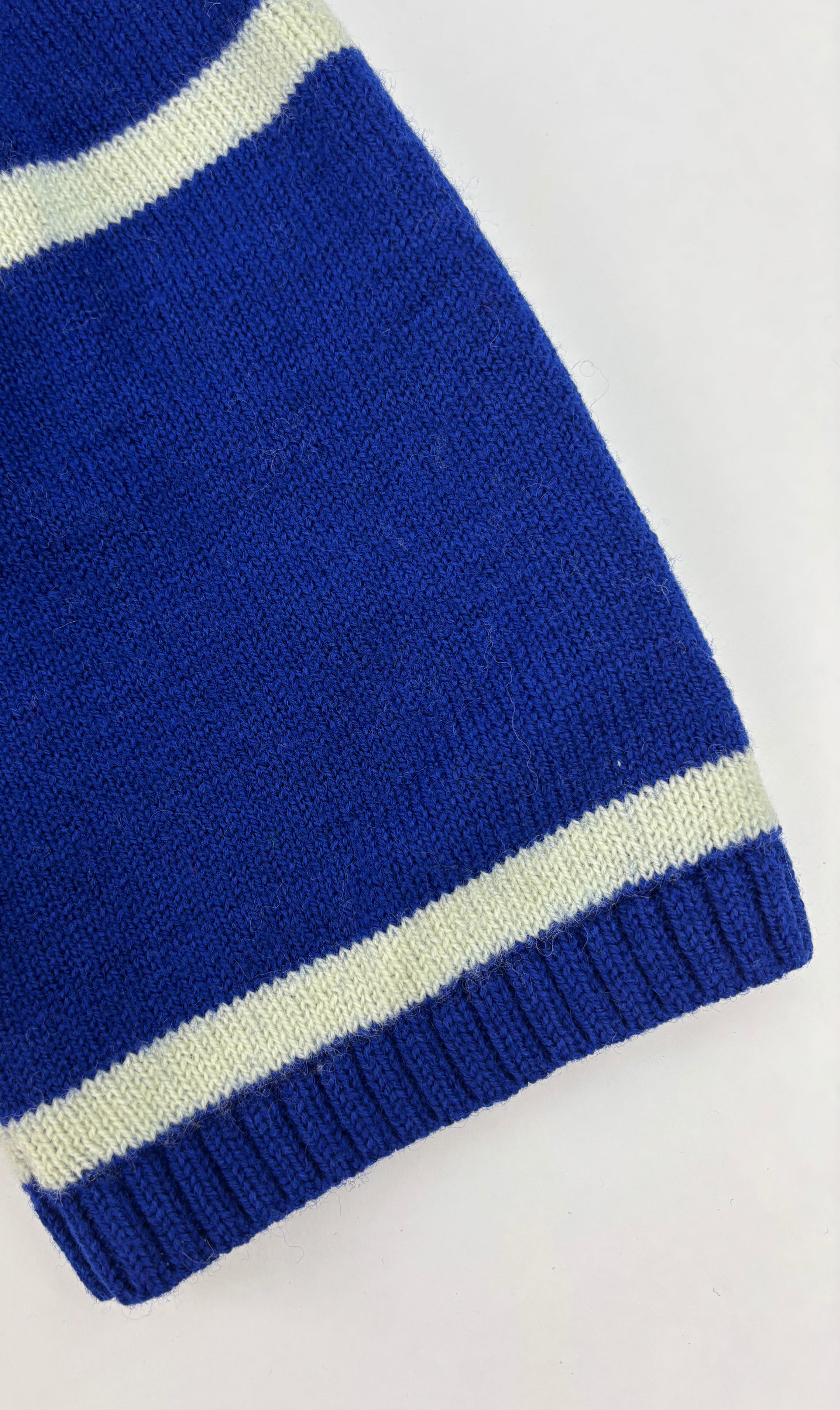 Detailansicht der Arme der hochwertigen blau weiß karierten Alpaka-Strickjacke für Herren