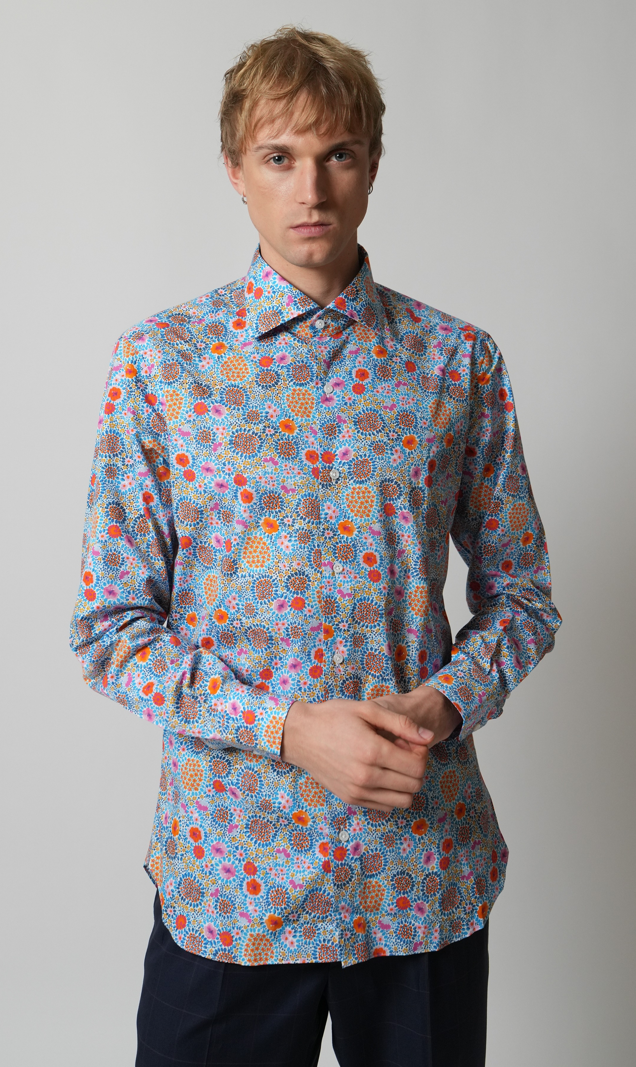 Blaues Blumen Slim Fit Herrenhemd am Model –  handgemacht in Italien – Henrik
