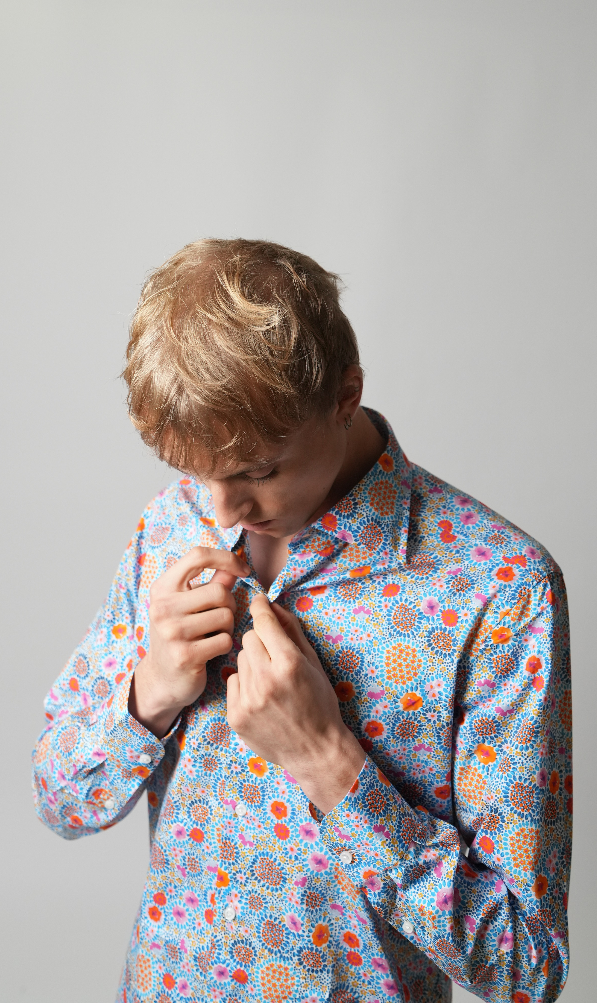Portraitansicht vom blauen Blumen Slim Fit Herrenhemd am Model –  handgemacht in Italien – Henrik