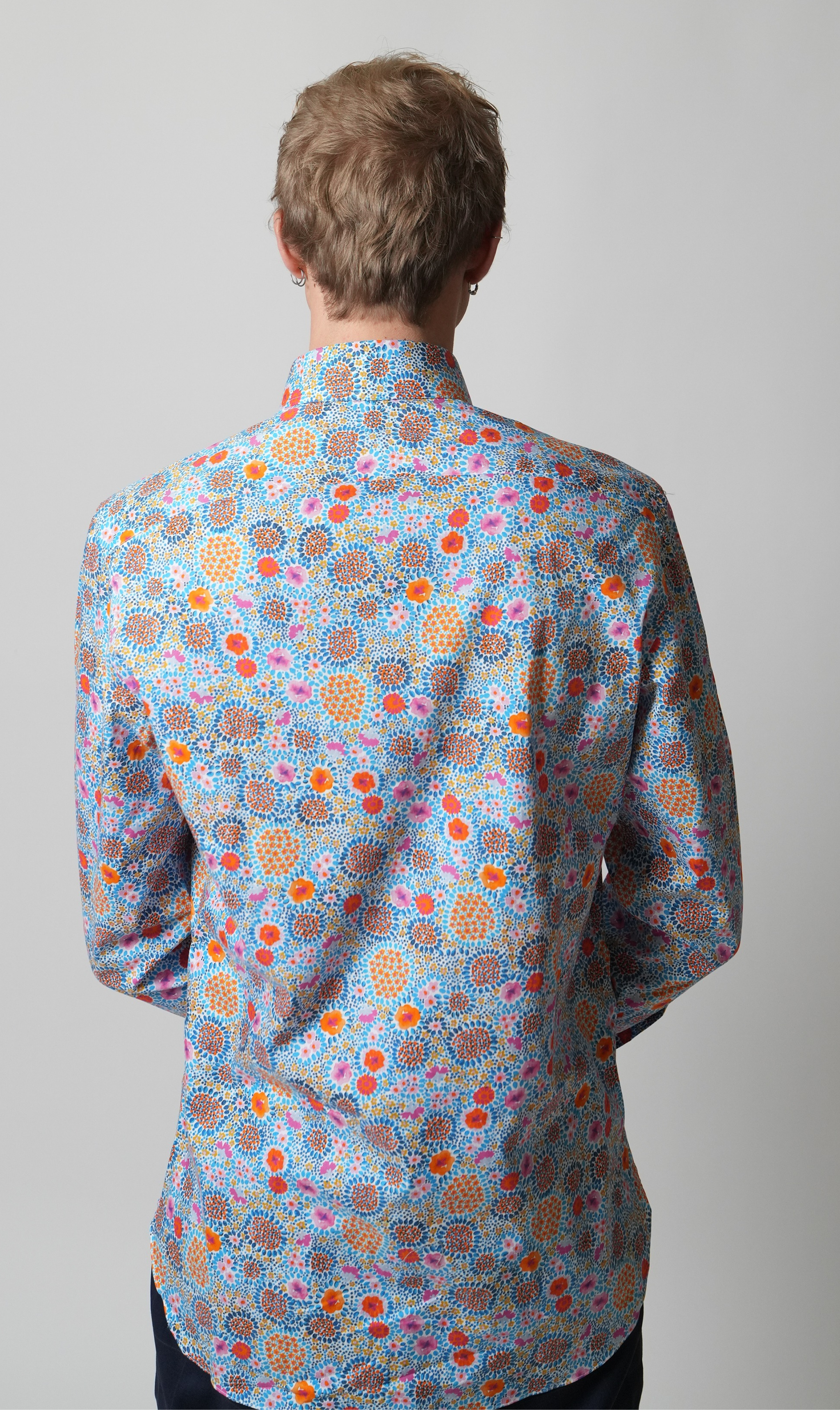 Rückenansicht vom blauen Blumen Slim Fit Herrenhemd am Model –  handgemacht in Italien – Henrik