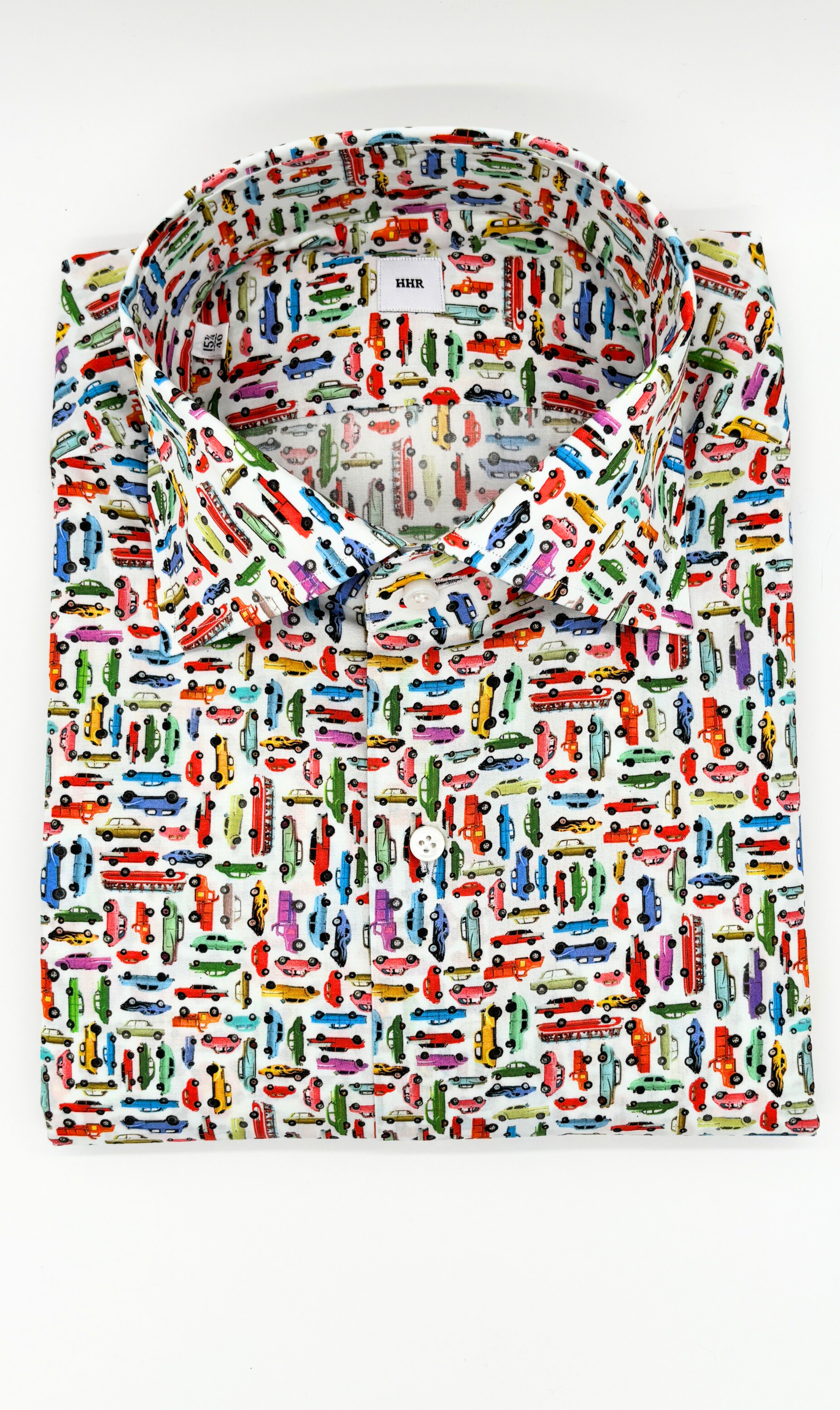 Nachhaltiges Herrenhemd mit Auto-Muster, Slim-Fit-Schnitt, handgefertigt in Italien aus ägyptischer Baumwolle.
