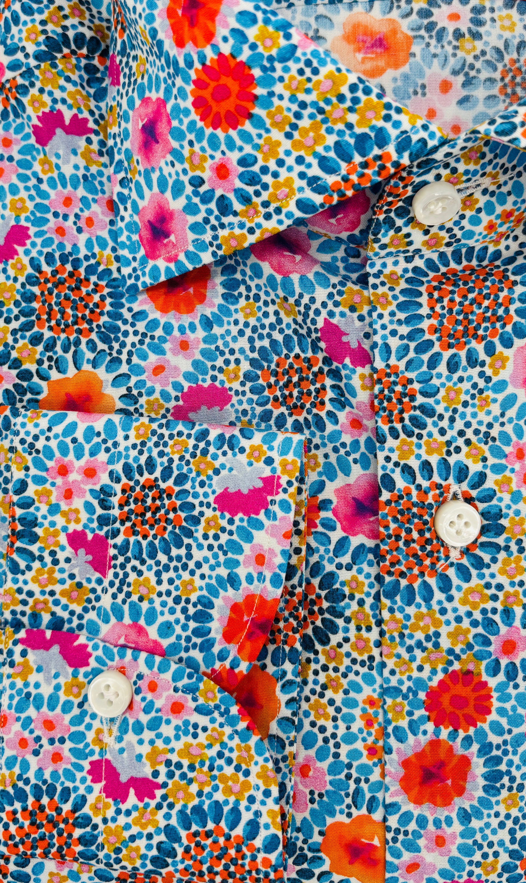 Manschetten und Perlmuttknöpfe des Slim-Fit Hemd in blau mit blumen Muster, handgefertigt aus ägyptischer Baumwolle in Italien - Henrik