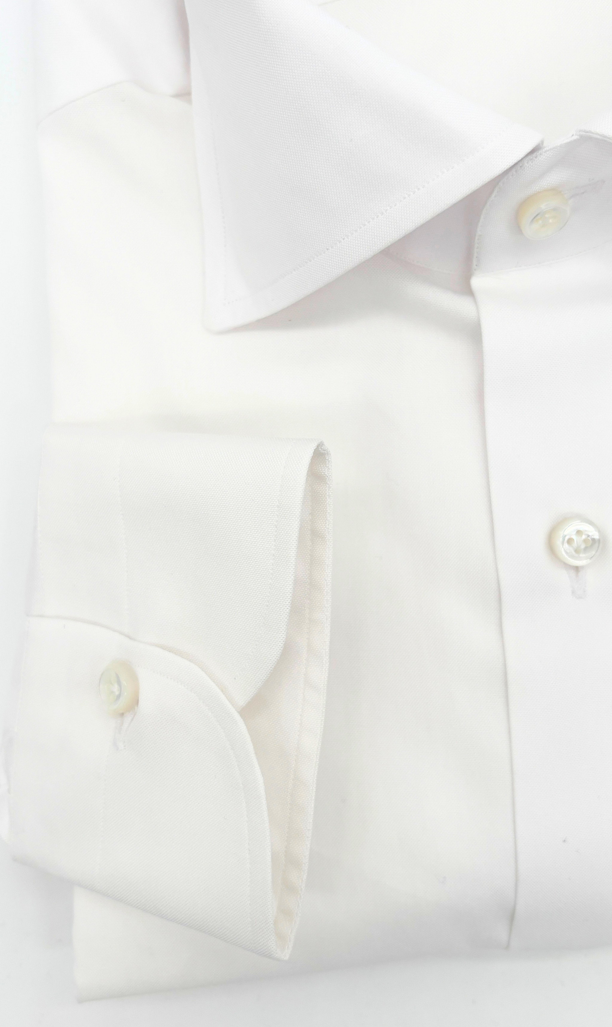 Manschetten und Perlmuttknöpfe des Slim-Fit-Hemds in weiß, gefertigt aus ägyptischer Baumwolle in Italien.