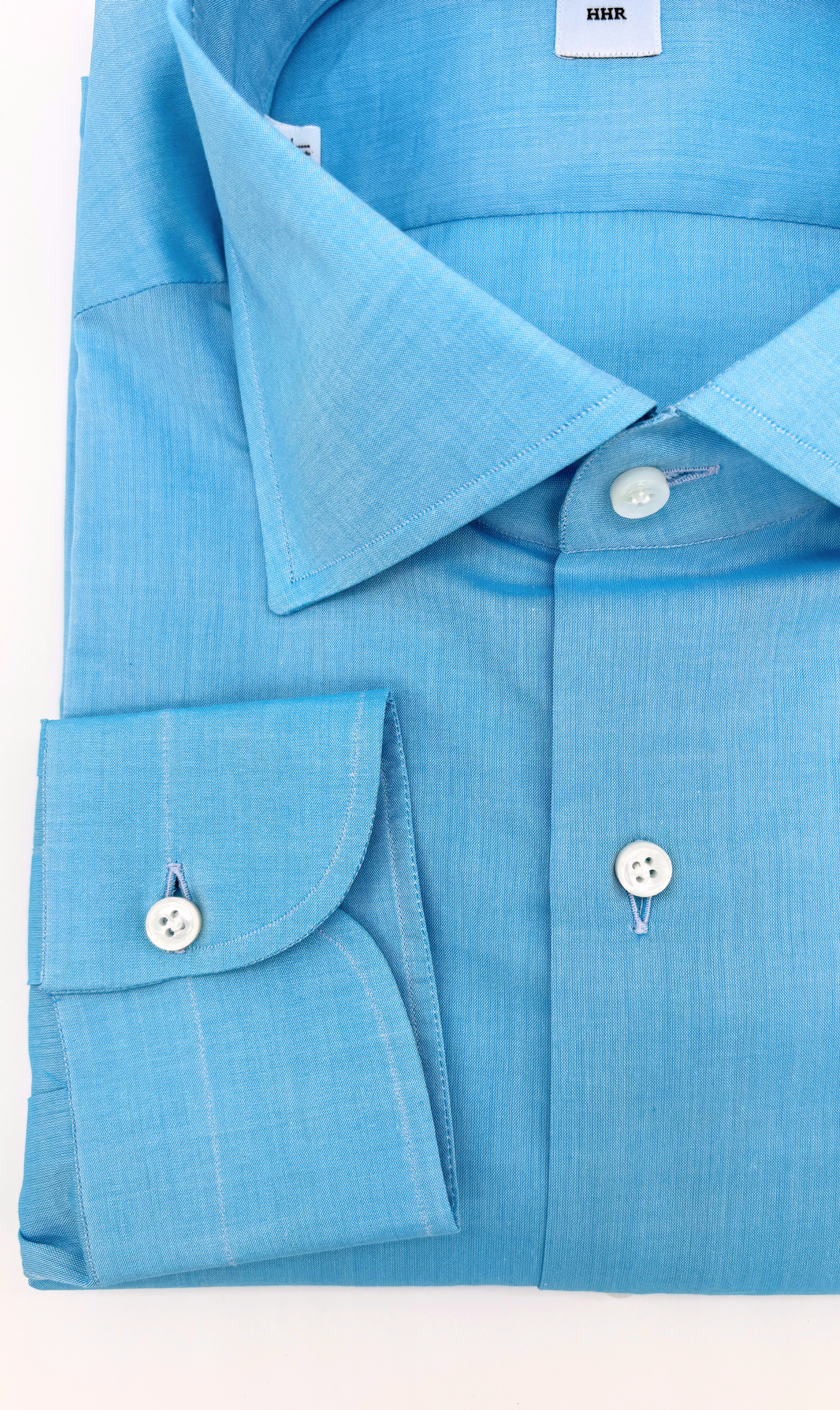 Detailansicht des Softcollar-Kragens und der runden Manschetten des nachhaltigen Herrenhemds in Blau.